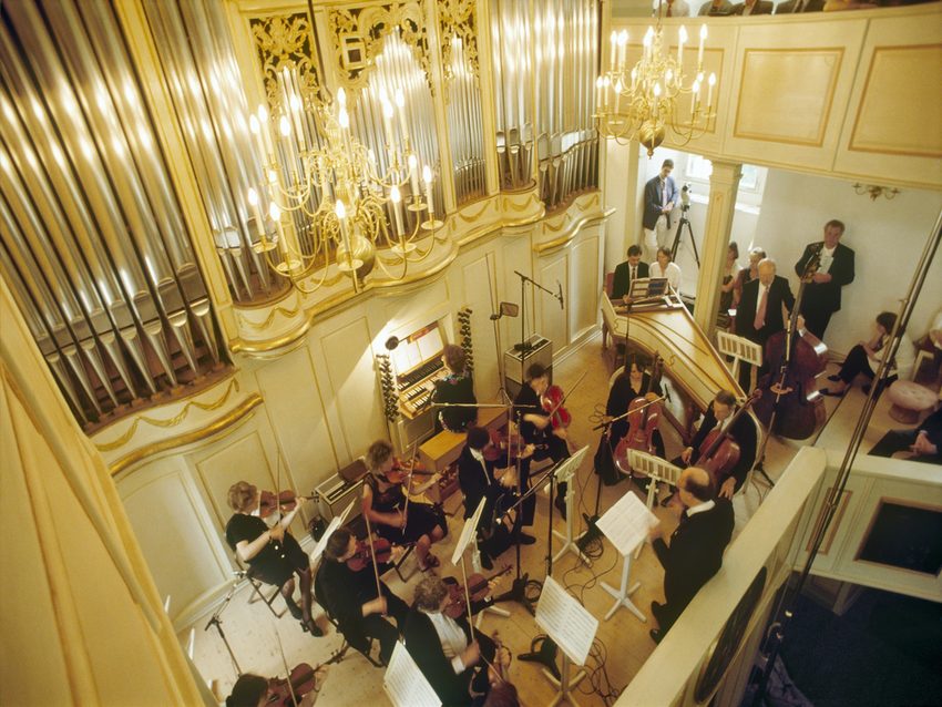 Mehrere Musiker spielen als kleines Orchester in der Kirche