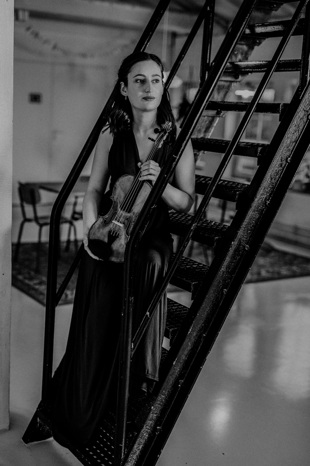 Schwarzweiß Foto von Elene Meipariani mit einer Geige in der Hand