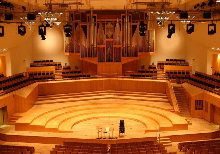 leere beleuchtende Konzerthalle