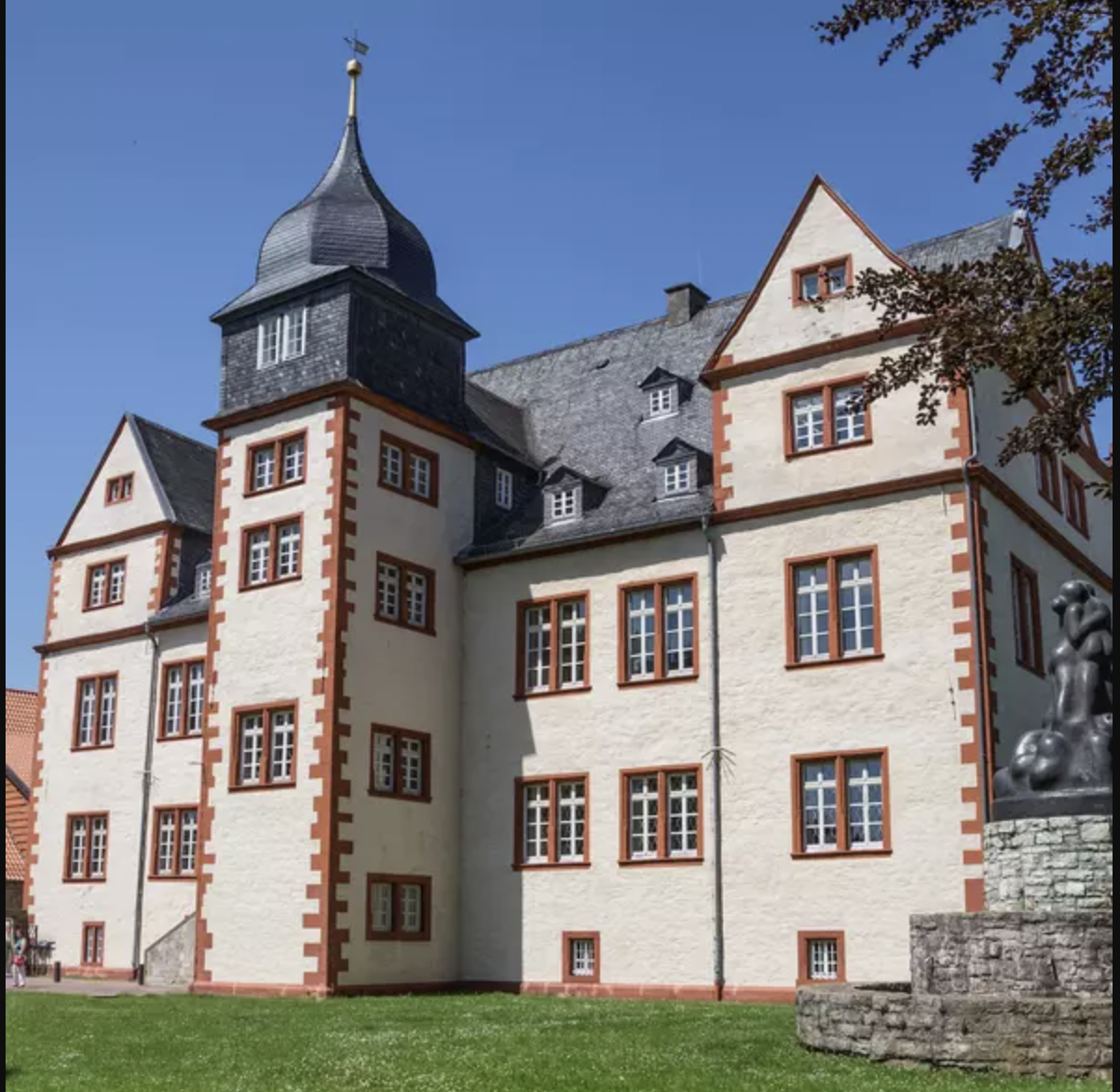 Schloss Sander umgeben von blauen Himmel